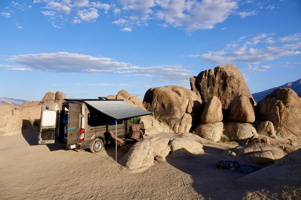 Manual awning mounted on the roof rack